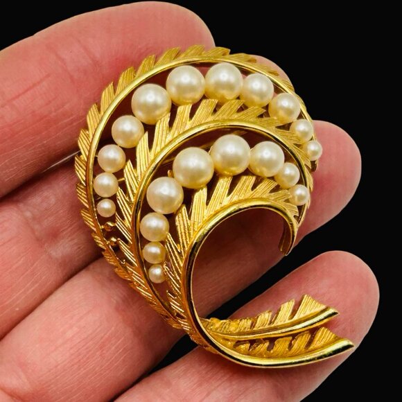 Exquisite Trifari Faux Pearl Double Leaf Brooch - Picture 3 of 5